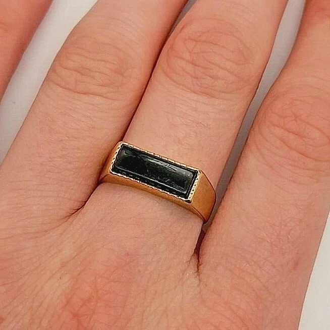 An Unusual Vintage 9ct Yellow Gold Ring with Rectangle Black Onyx