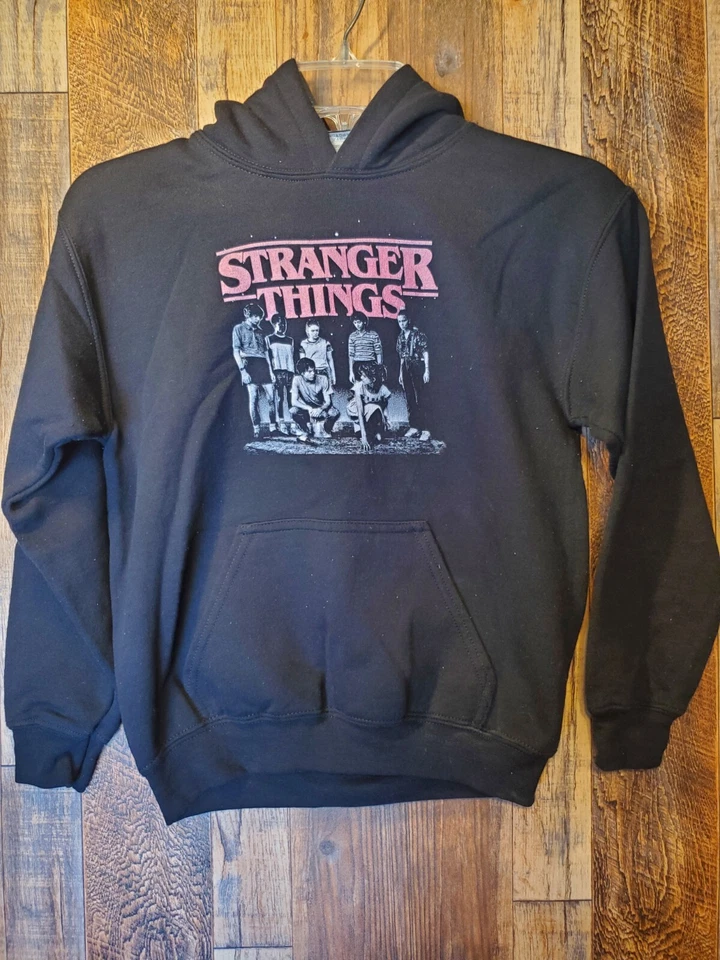 Sudadera con Capucha Stranger Things Juvenil Talla Mediana Negra Al Reverso Serie Netflix Foto 2 de 4