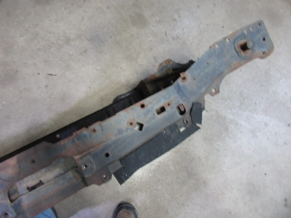 Pontiac Bonneville 1983 radiador delantero núcleo soporte montaje marco conjunto Foto 4 de 4