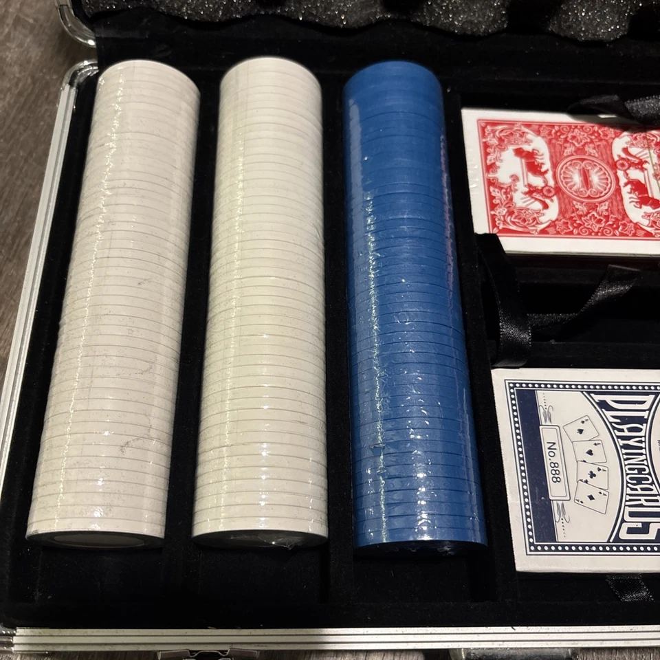 PITBOSS TEXAS HOLD EM KIT ALUMINUM CASE CARDS AND 300 CASINO CHIPS (NIB) - Image 4 of 4