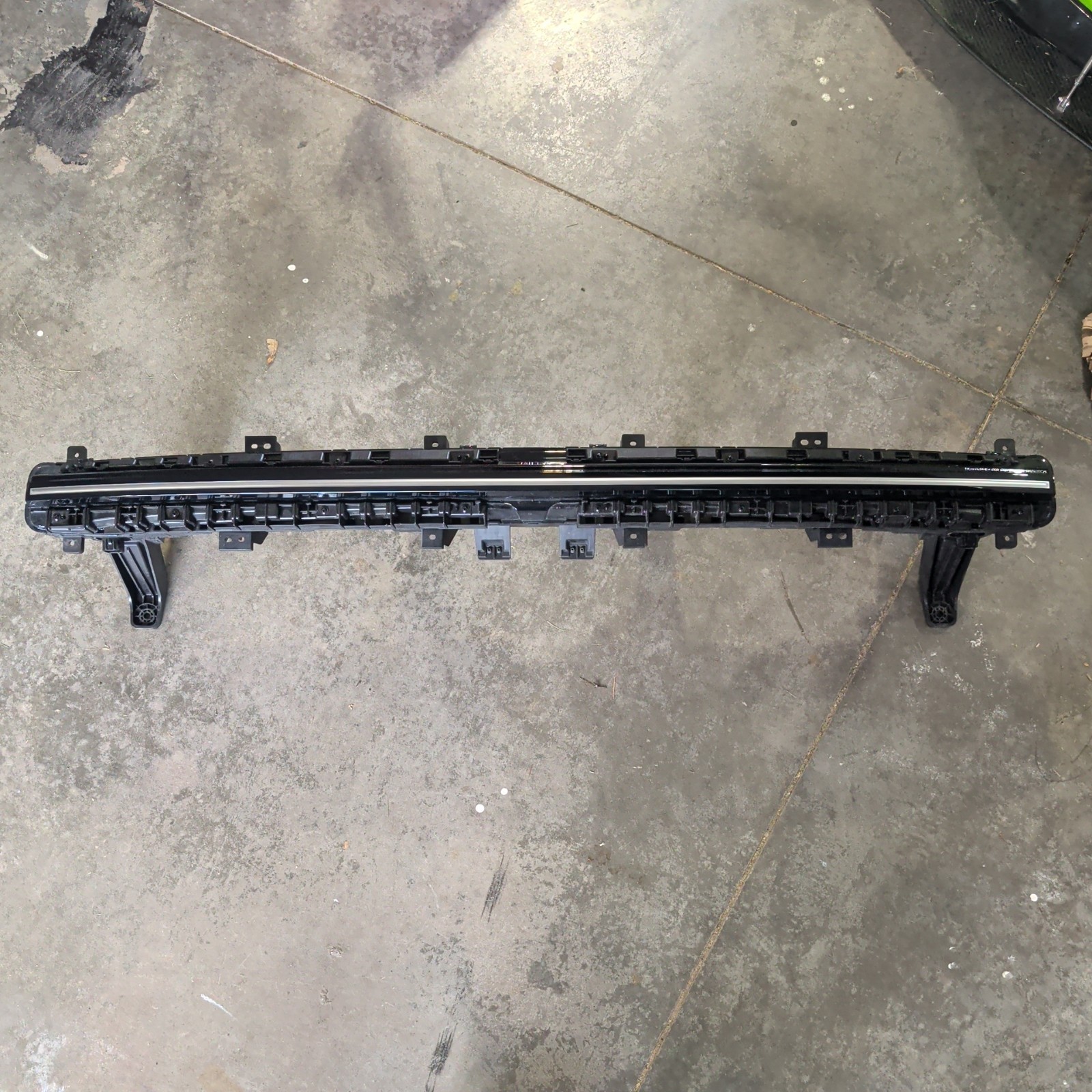 2026 Hyundai Palisade Center Grille DRL Light Bar OEM 92209P9200