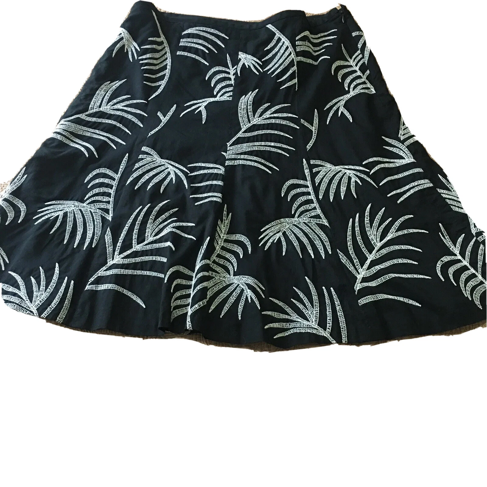 Designer Black & White abstract palm leaf printed skirt woman’s size 10
