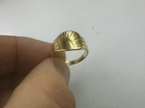 9ct (375) Yellow Gold Panelled Engraved Signet Ring Size UK "O” Ship Worldwide