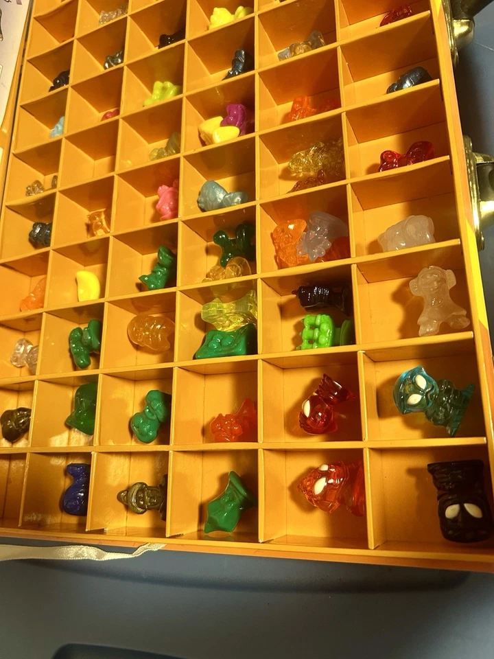 Vintage Anos 90 Crazybones Grande Estojo de Transporte Lote De 65 + Panfletos de Jogo Originais - Imagem 3 de 4