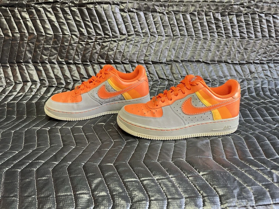 Nike Air Force 1 Low Stealth/Naranja y Gris 7/11/07 (314192-081) 6.5Y Foto 3 de 4