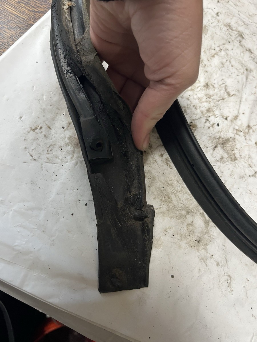 1990-1996 Nissan 300ZX LH driver T-top weatherstrip rubber body