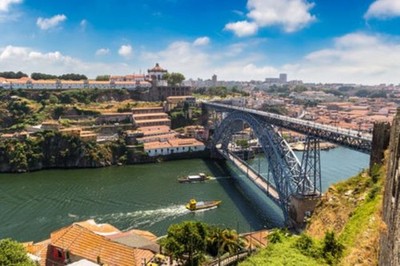 Wandbild: Panorama -Luftansicht der Dom Luis Bridge in Porto in einem [...]