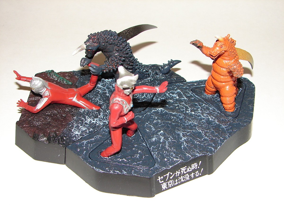 Ultraseven vs Black Gillas Figure from Ultraman Diorama Set