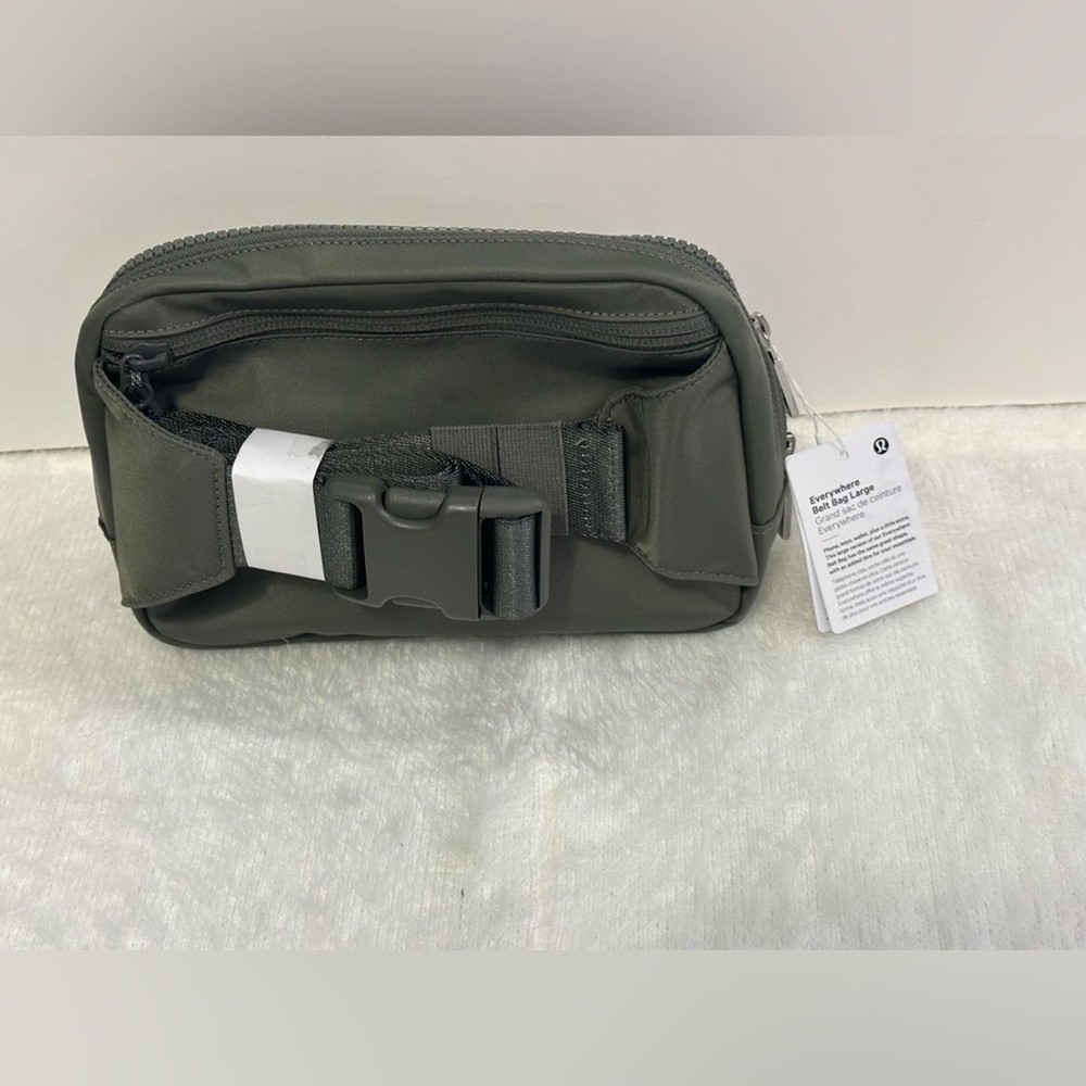 Eco-Friendly Green Belt Bag with Sturdy Fabric & Secure Buckle