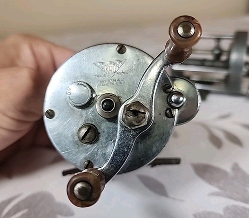 2 Stück Pflueger Akron 1894 und Pflueger Supreme USA Bait Casting Angelrollen - Bild 3 von 16