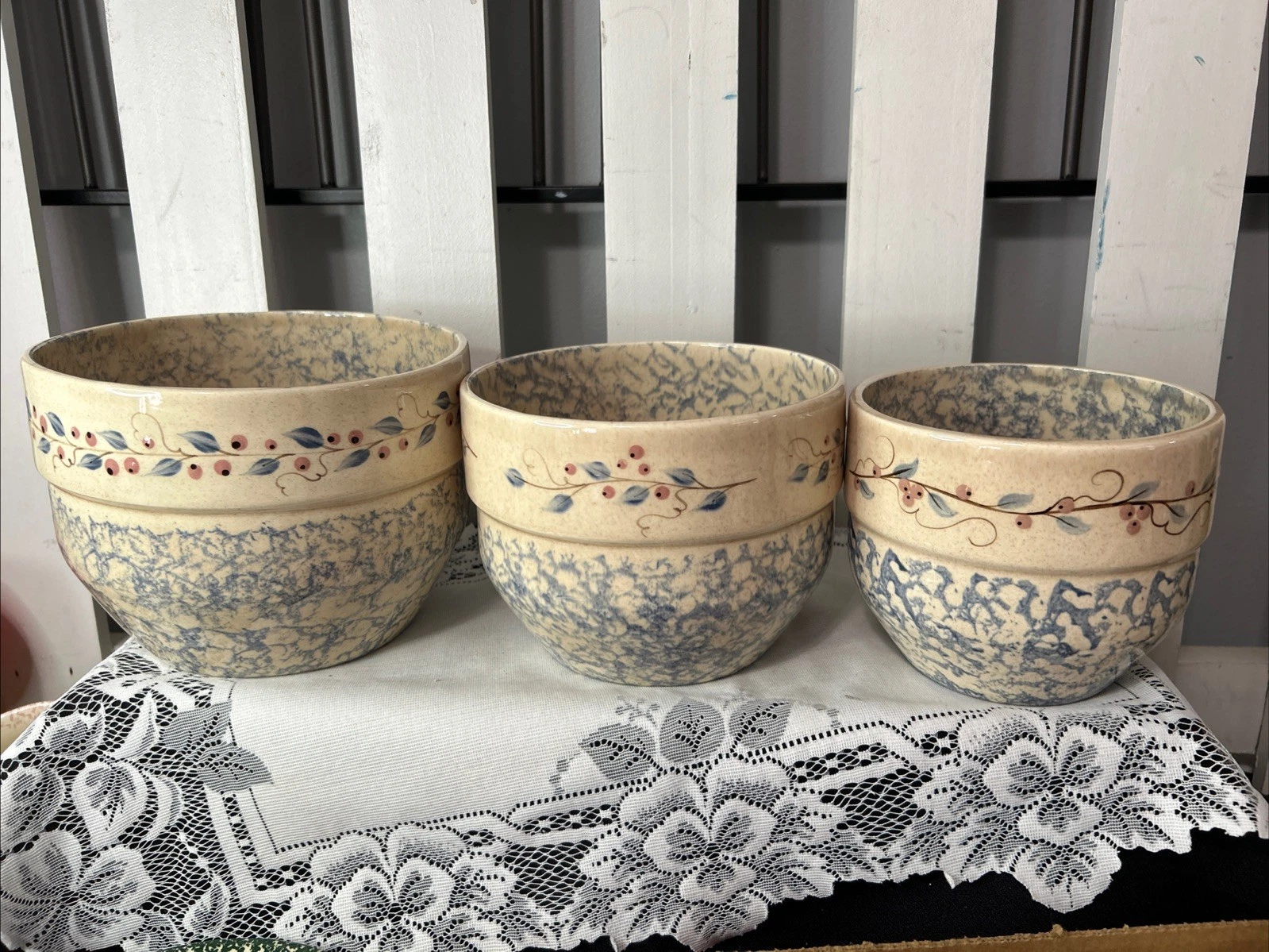 Unmarked Spongeware Mixing Bowl Nesting Set Of 3w Barry & Leaf Details