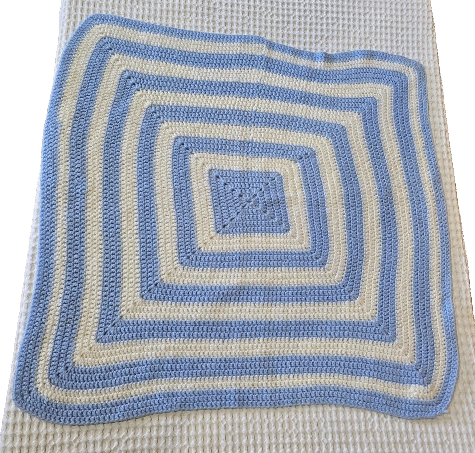 Hermosa manta afgana bebé ganchillo a mano azul claro y blanco 27 x 27" niño Foto 2 de 4