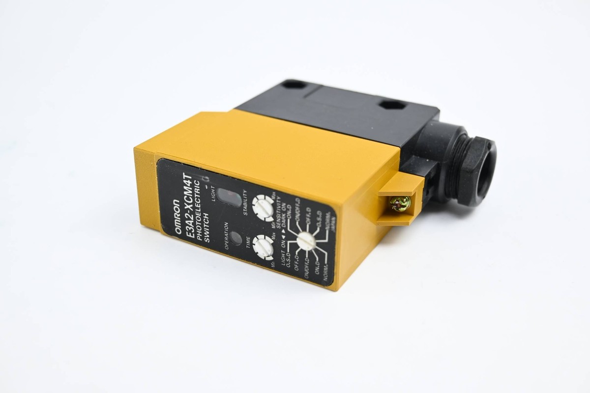 Omron Photoelectric Switch 24-240 VAC 12-240 VDC ( E3A2-XCM4T-G
