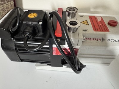 Pfeiffer Duo 3 PK D57 707 C  Vacuum Pump Rotary Vane 115 - 125 V 60 Hz / 105