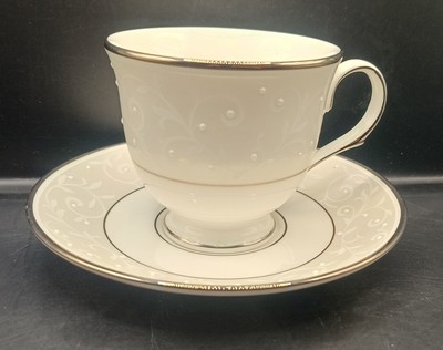 Lenox Opal Innocence Tasse und Untertasse, Streifen Weiß/Platin Bone China 