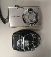 NIKON COOLPIX S3000 Digital Camera 12 MP 4x Optical Zoom with Accessories Silver