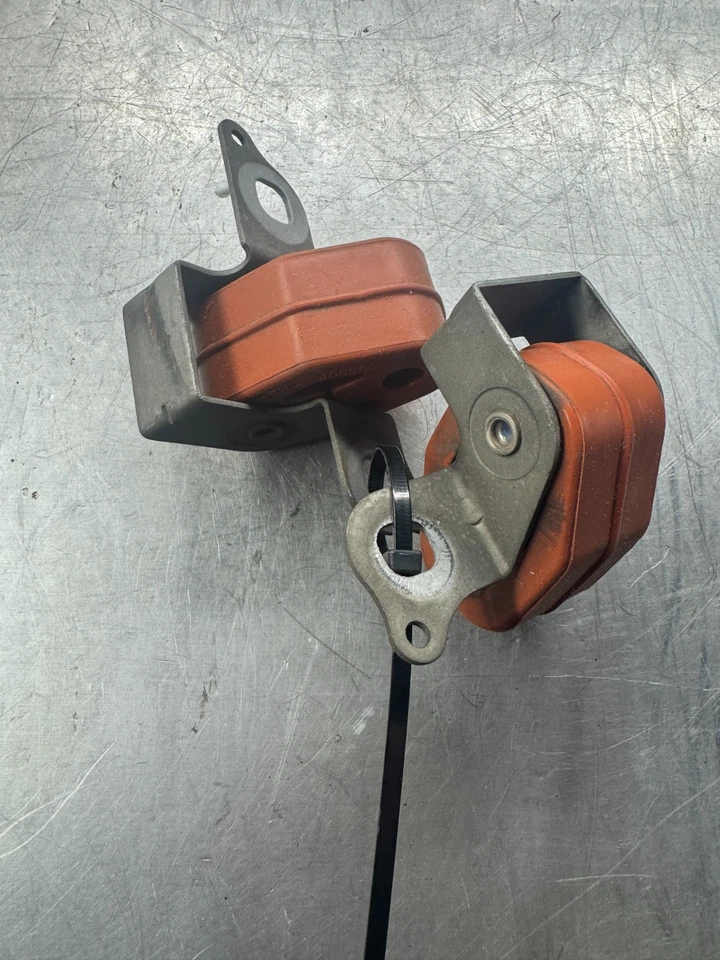 Juego de 2 soportes de suspensión de escape laterales derecho/izquierdo Porsche Panamera 2010-16 OEM E4059696 Foto 2 de 4