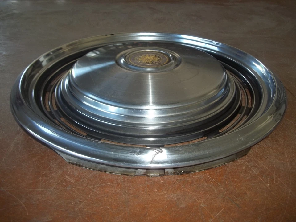 73 74 Pontiac Grand Ville Safari Tapacubos Llanta Tapacubos 15" OEM 5033 Foto 2 de 4