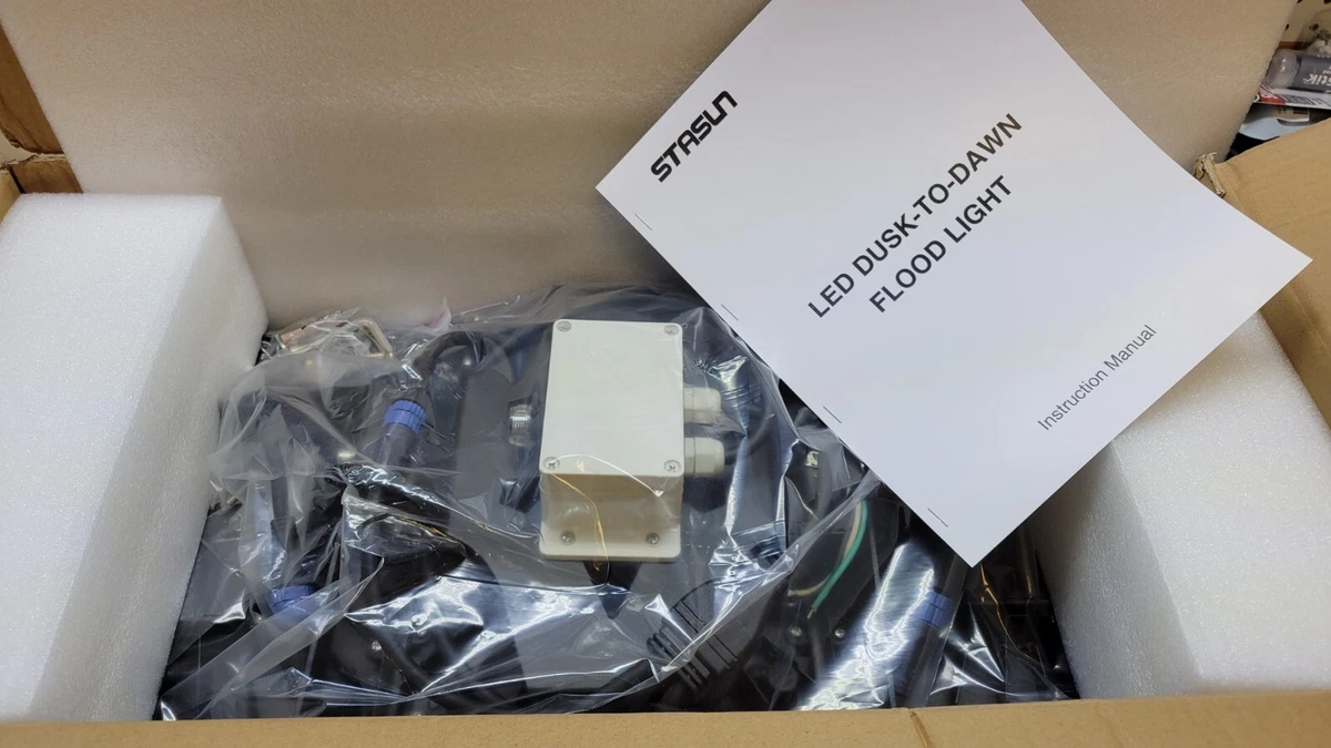 Stasun 300W Dusk to Dawn LED Flood Light new