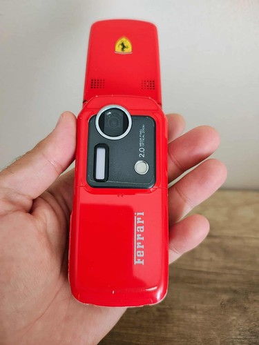 Smartphone Sharp 902 Ferrari Edition - Rouge, écran 6,1", 64 Go, 4 Go RAM - Téléphone Verrouillé, Collector Rare - Occasion