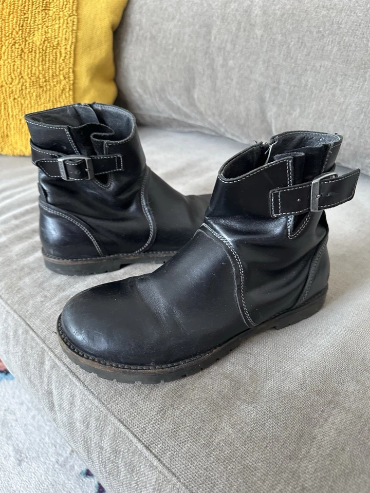 Botas Birkenstock Stowe de cuero negras inspiradas en la moto. Talla 38 Buen estado. Foto 3 de 4