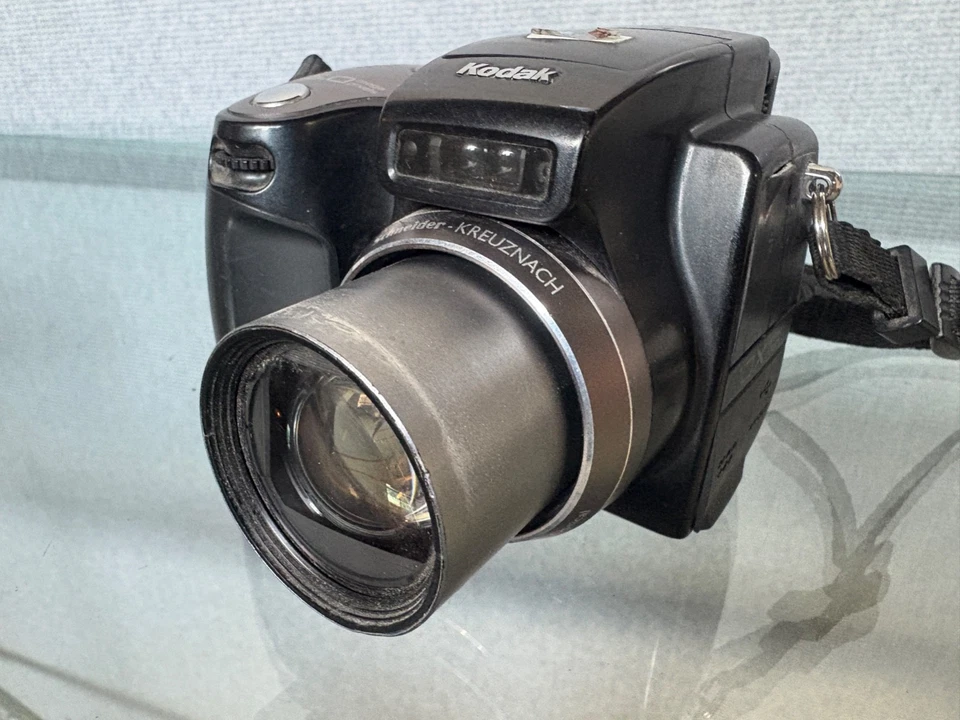 Kodak EasyShare Z7590 5 MP Digital Camera With Battery, Charger and Data Cable - Image 4 of 4