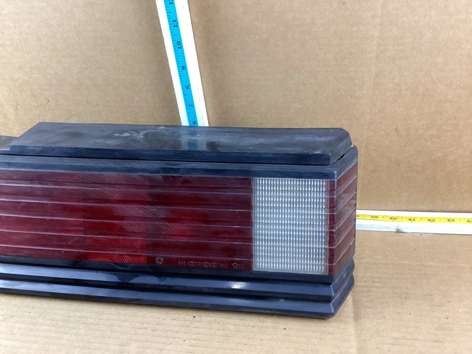 Conjunto de luz trasera izquierda del lado del conductor Chrysler 1984-1986 láser Foto 2 de 4