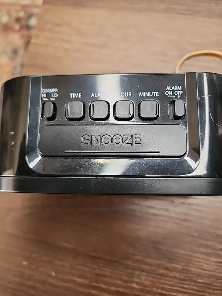 Sharp Digital Alarm Clock AccuSet Automatic Set, .9in White LED Display, SPC476 - Image 2 of 4