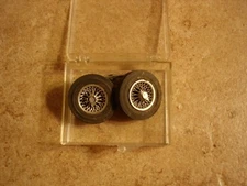 Set of 2 steering tires with axel for slot cars