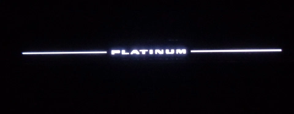 Placa de moldura de umbral de puerta trasera derecha Escalade 2015-2020 OEM PLATINO 12V iluminada Foto 2 de 4