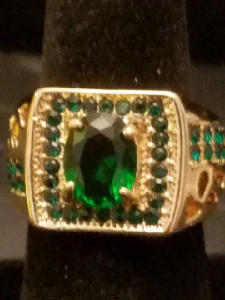 VENDEDOR DE EE. UU. ANILLO CUADRADO RELLENO ORO AMARILLO SIMULADO ESMERALDA VERDE Talla 6.5  Foto 2 de 4
