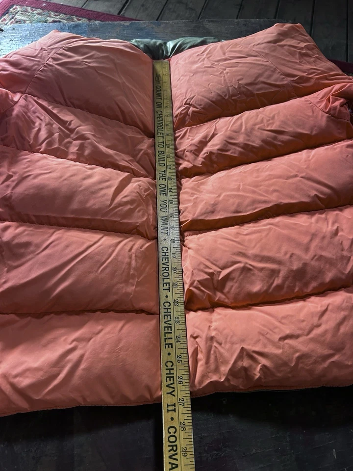 Chaqueta de plumón vintage camuflada con forro naranja y cierre de cremallera Foto 4 de 4