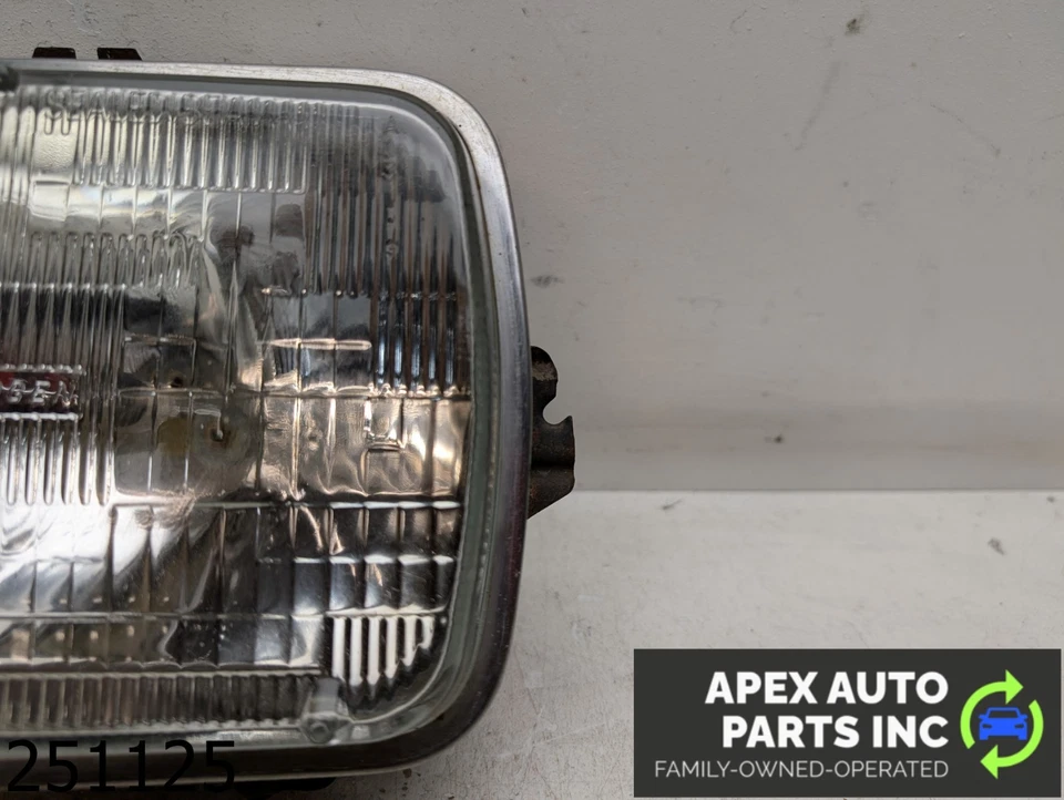 OEM 1979 Chevrolet El Camino 3.9L Headlight Bucket Foto 2 de 4