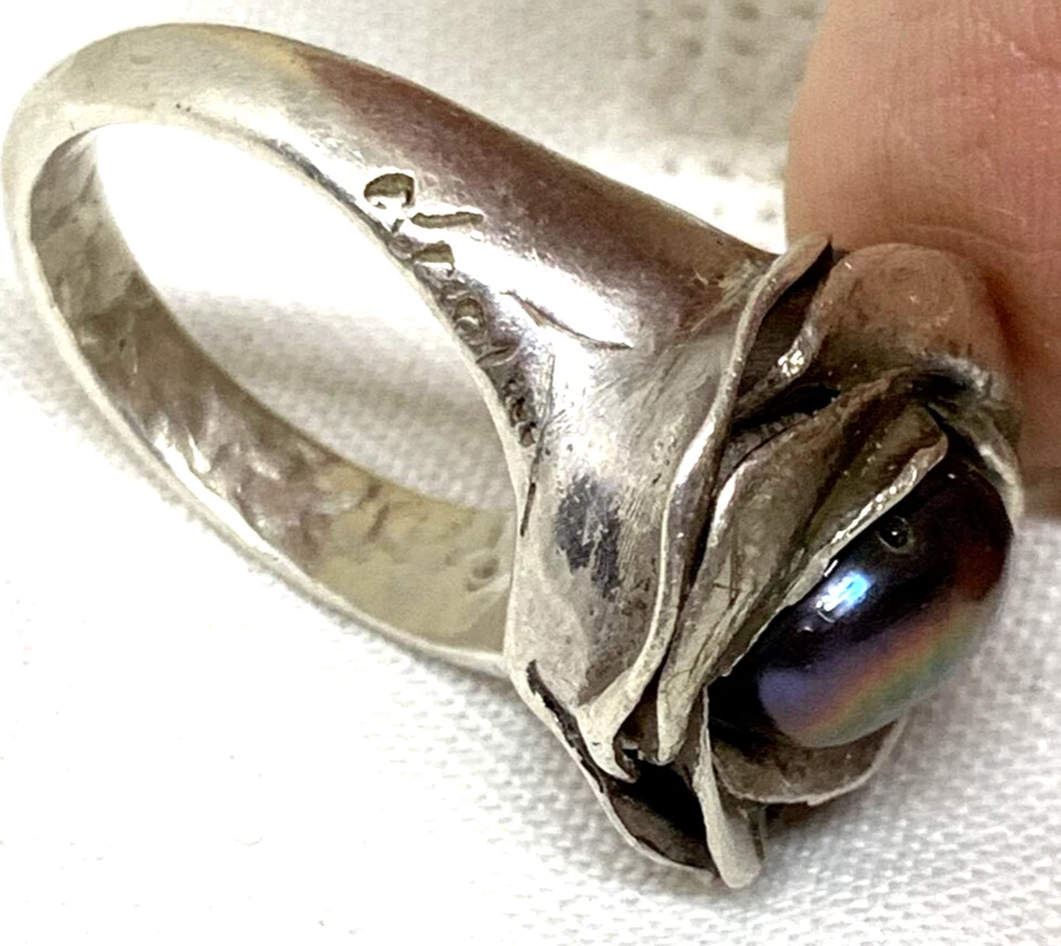 ANELLO IN ARGENTO A FORMA DI ROSA, FUSIONE CON PERLA DI FIUME COLOR PAVONE - Immagine 4 di 4