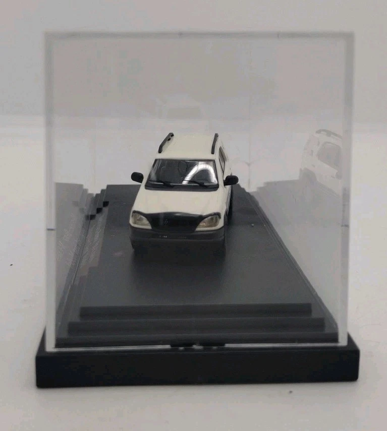 Busch Mercedes-Benz Clase M Modelo de prueba disfrazado 1:87 Foto 2 de 4