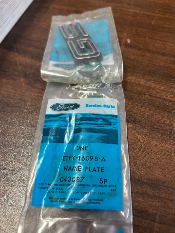 E1YY-16098-A ''GS'' 1981-1987 MERCURY LYNX ''GS'' FRONT FENDER NAMEPLATE NEW NOS Foto 3 de 3