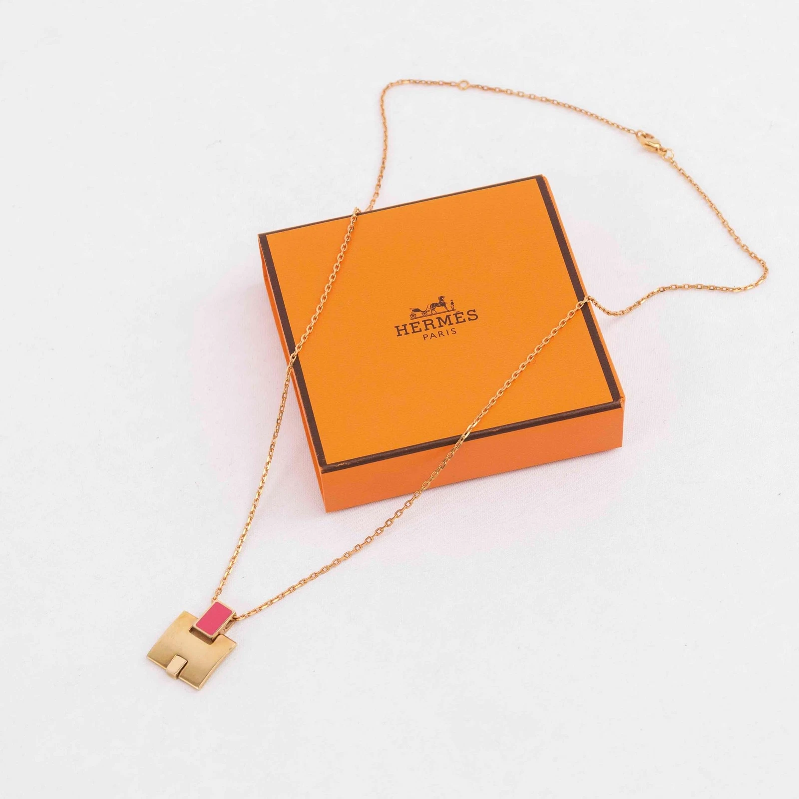 HERMÈS Ciondolo HERMES Irene motivo H oro laccato rosso