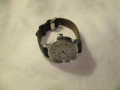 Behz Analog Wristwatch with a Buckle Band and 15 Jewels