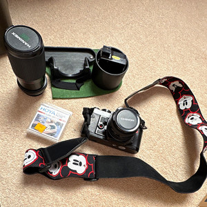 Chinon CE-5 35mm SLR Film Camera Manual Focus Black/Silver w/ Chinon Lens.