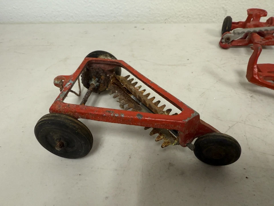 Lote de 3 implementos de tractor de granja rastrillo de heno entrega lateral OLIVER de juguete vintage de los años 50 Foto 3 de 4