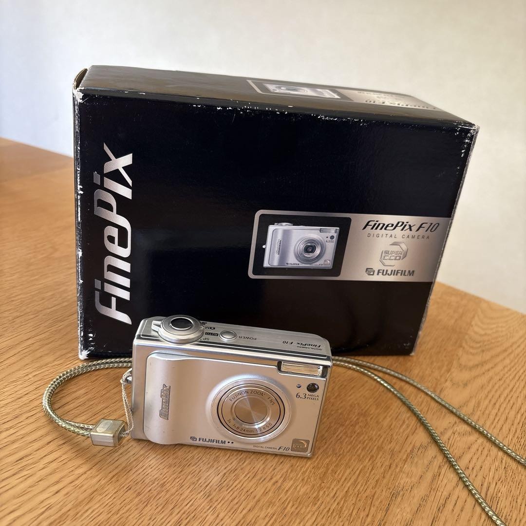 Fujifilm FinePix F10 Compact Digital Camera Black Near Mint with Accessories