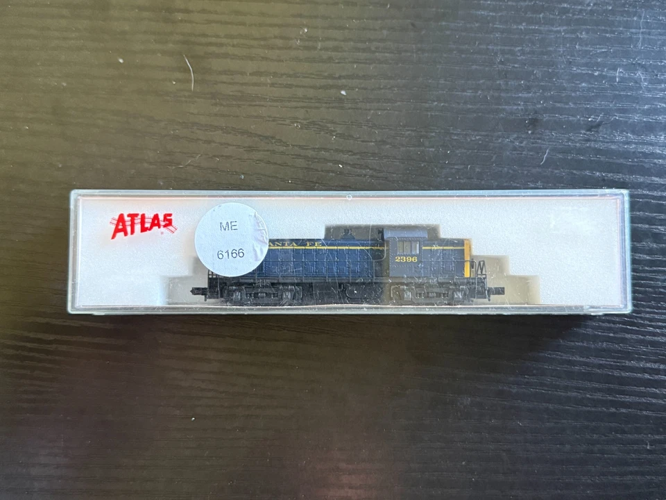 N Atlas RS-1 #4400 Santa Fe Locomotive 2396 - ME3622 - Image 4 of 4