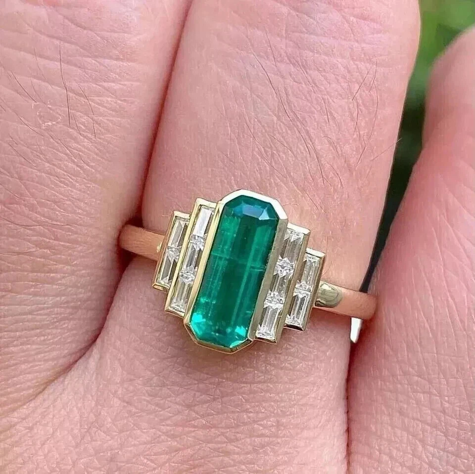 Anillo de compromiso solitario esmeralda de 3 quilates creado en laboratorio enchapado en oro amarillo de 14 quilates Foto 3 de 4