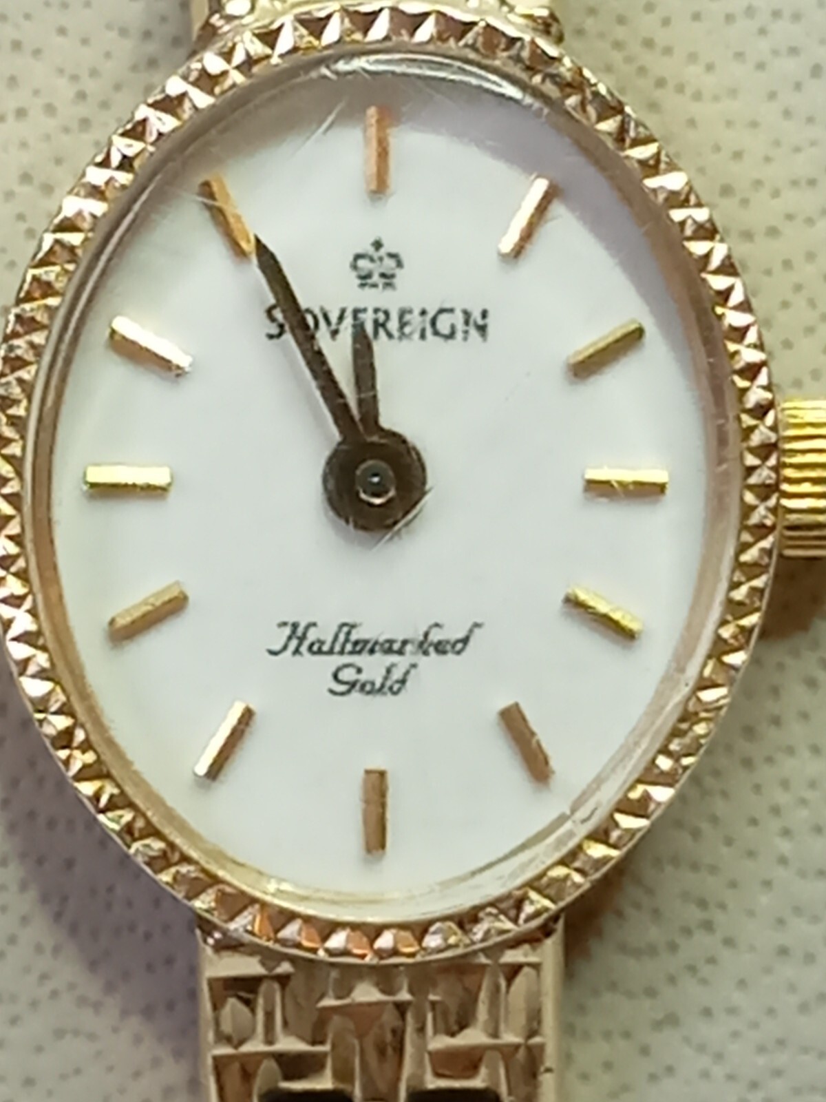 SOVEREIGN HALLMARKED SOLID 9ct GOLD CASE & STRAP LADIES WATCH IN FWO 11