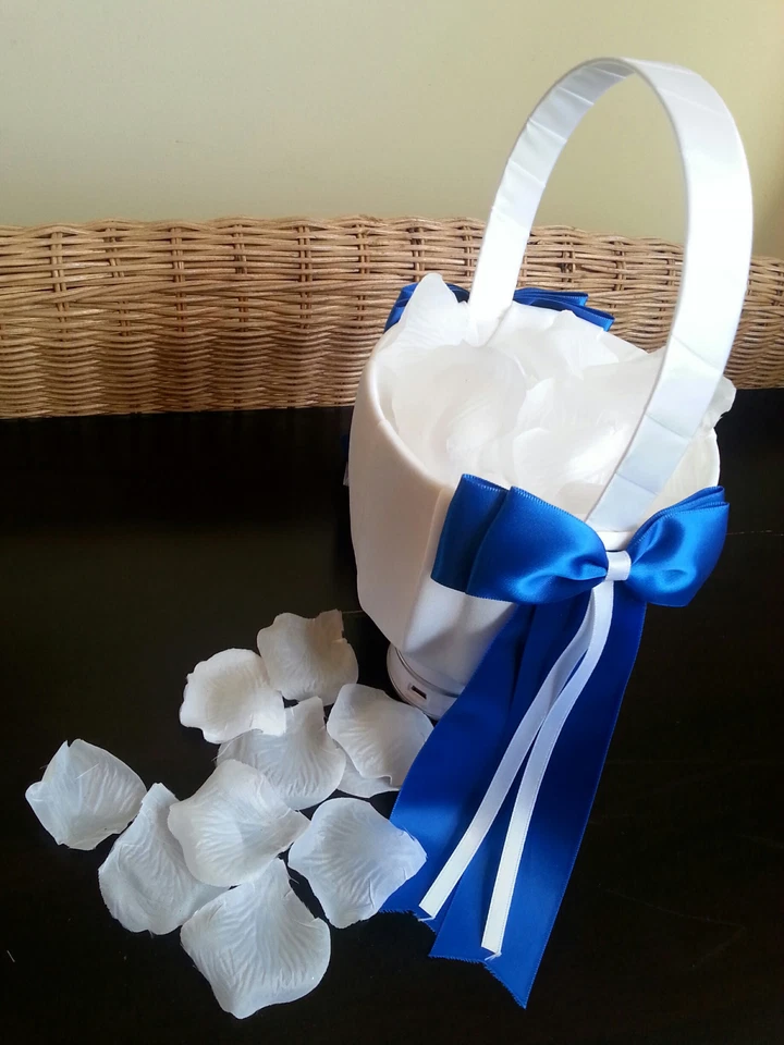 捆绑包 PETALS、TIARA、新娘纽扣和白色/蓝色戒指枕头和花篮全新无标签 — 第 2/4 张图片