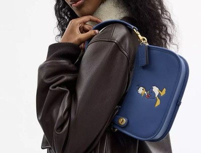 COACH コーチ　【DISNEY X COACH 】 トート　ドナルドダック Disney x Coach collabo Swinger Bag / Donald Duck CDN03 B4PF7 Stone