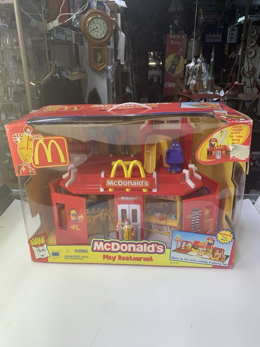 VTG 2003 McDonalds Restaurant Playset Drive Thru & Family Ronald