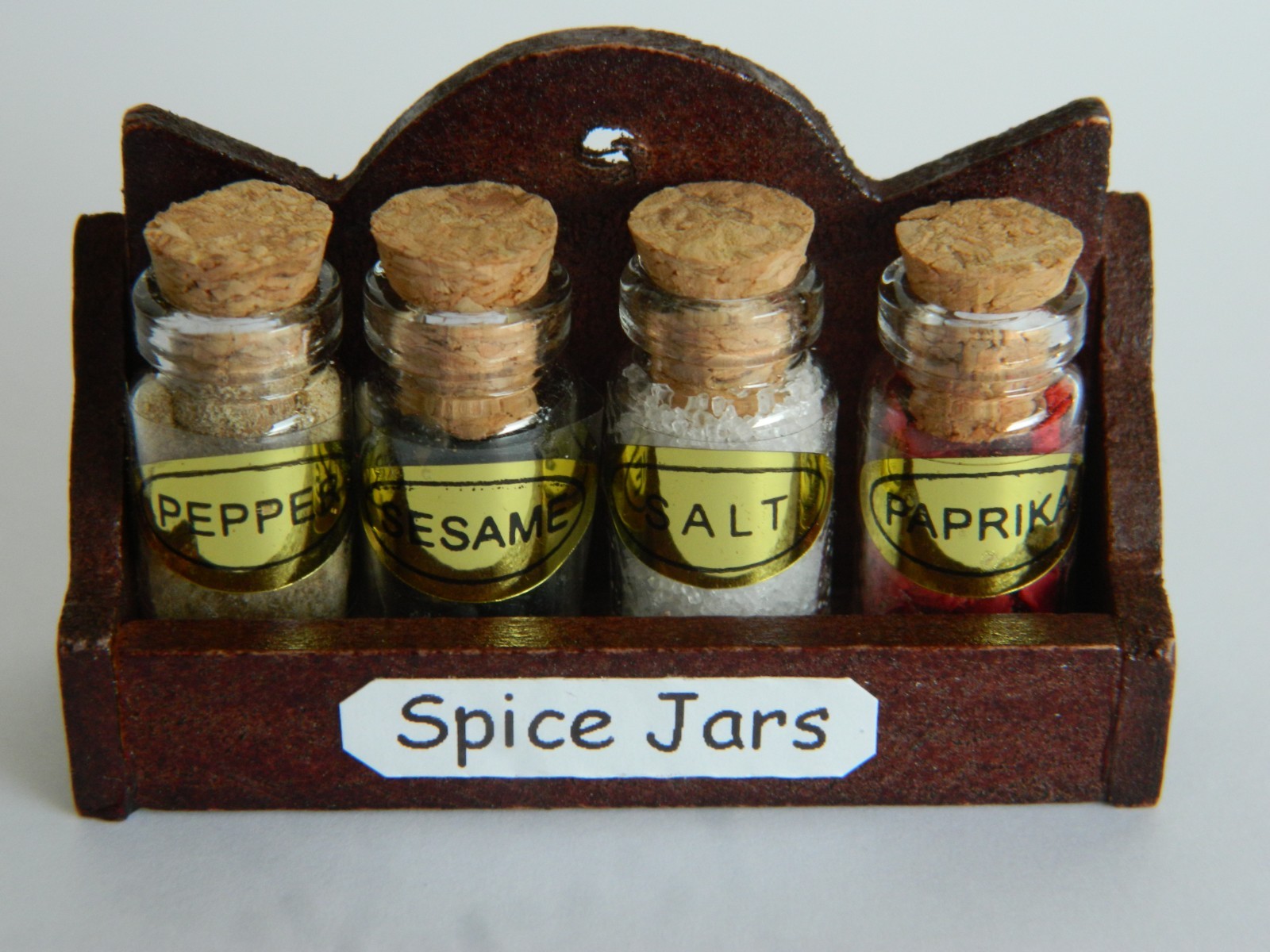 (KP1.19) 1/12TH SCALE DOLLS HOUSE WOODEN SPICE RACK WITH FOUR SPICE JARS