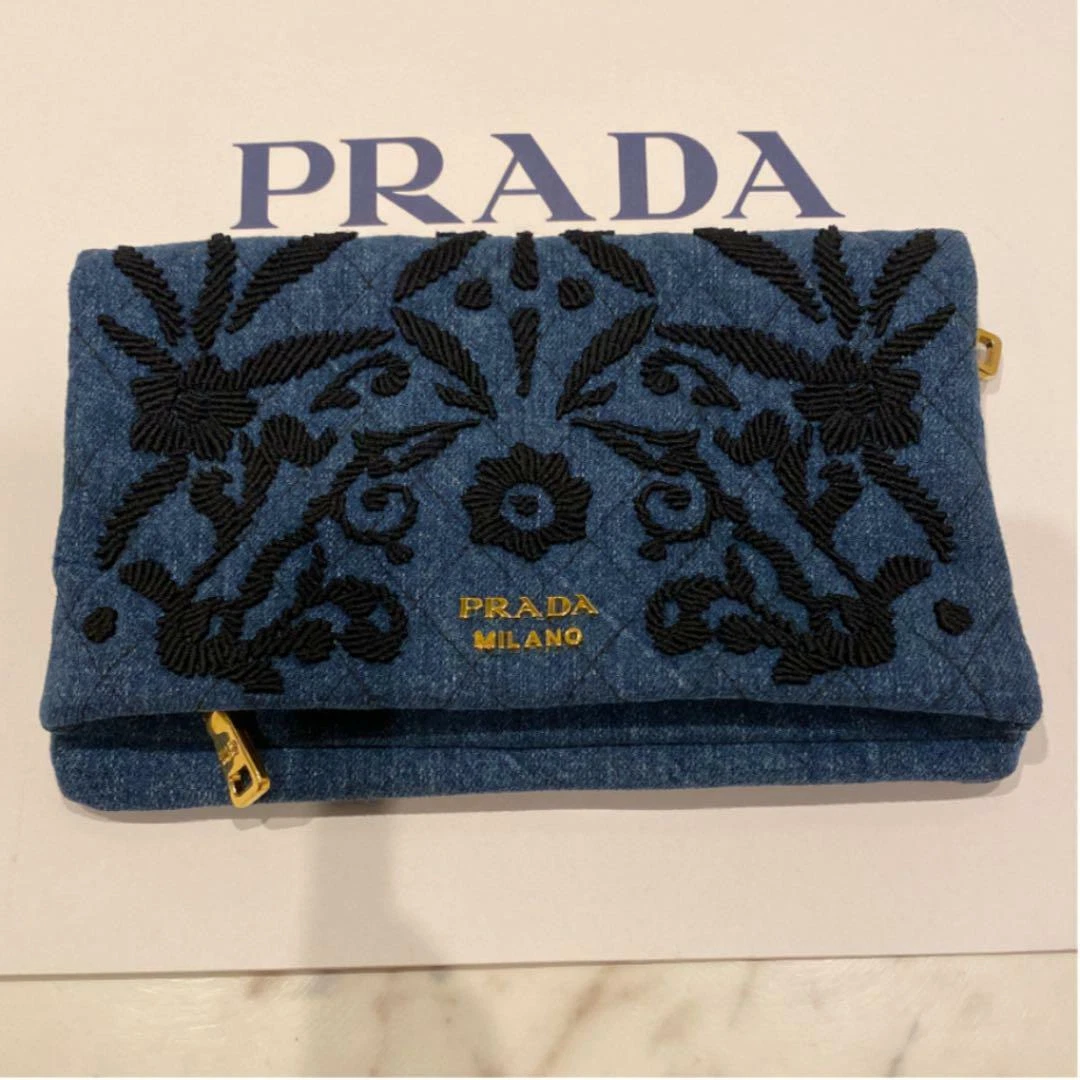 Prada hot sale hand clutch