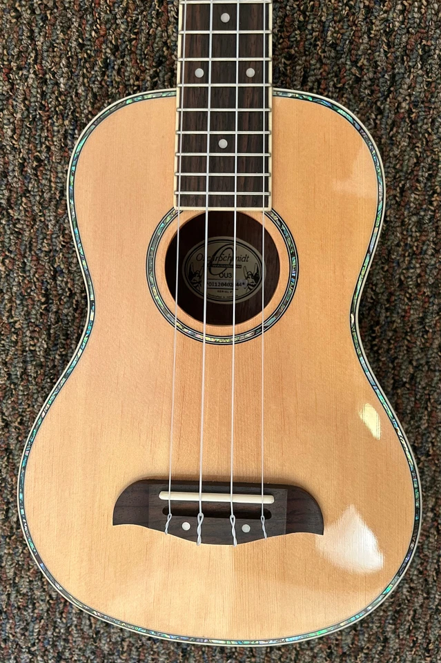 Ukelele de concierto Oscar Schmidt de Washburn OU3 con estuche rígido ¡MÁS! Foto 4 de 4